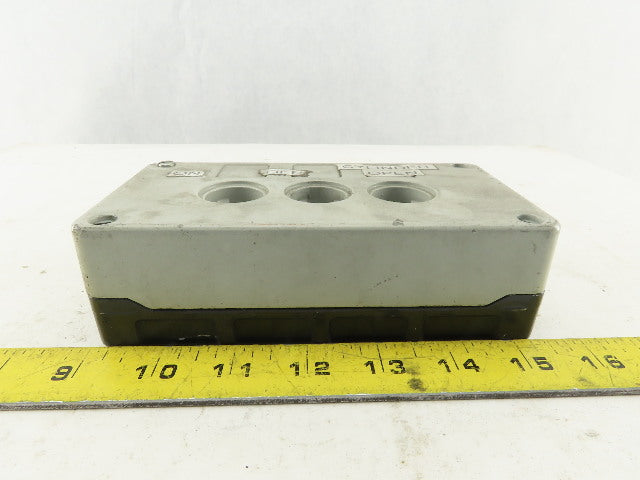 Siemens 3SB1803-4 10A 660V 3 Port Bush Button Station Cast Aluminum Enclosure