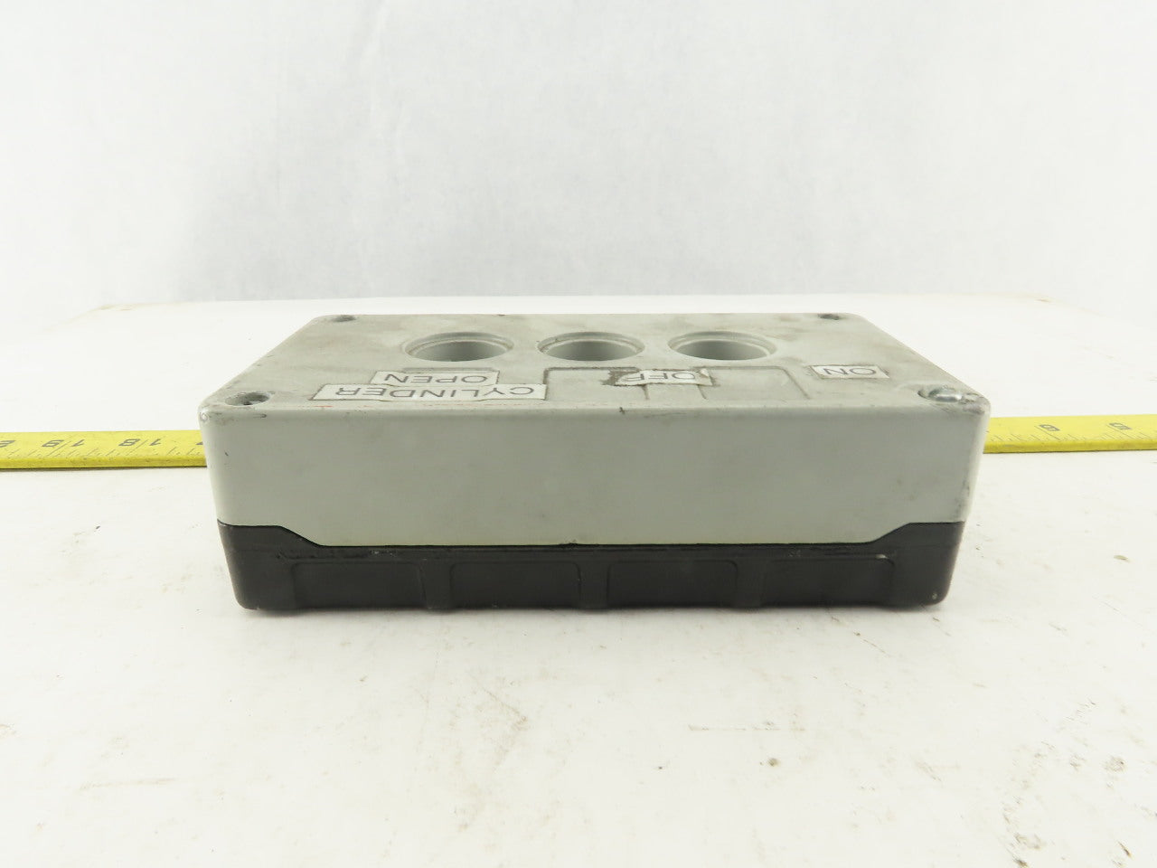 Siemens 3SB1803-4 10A 660V 3 Port Bush Button Station Cast Aluminum Enclosure