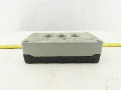 Siemens 3SB1803-4 10A 660V 3 Port Bush Button Station Cast Aluminum Enclosure