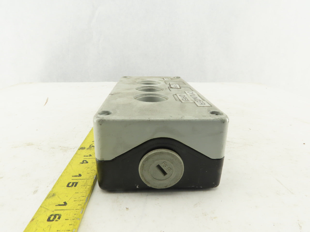 Siemens 3SB1803-4 10A 660V 3 Port Bush Button Station Cast Aluminum Enclosure