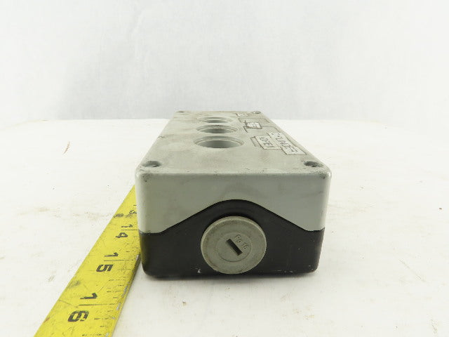 Siemens 3SB1803-4 10A 660V 3 Port Bush Button Station Cast Aluminum Enclosure