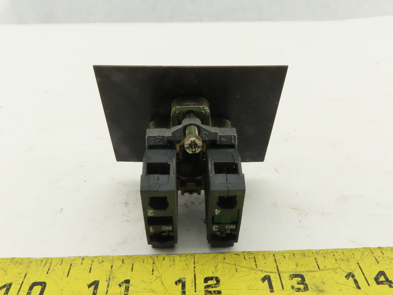 Telemecanique ZBE-101 NO NC Contact Keyed Selector Switch No Key 3 Position