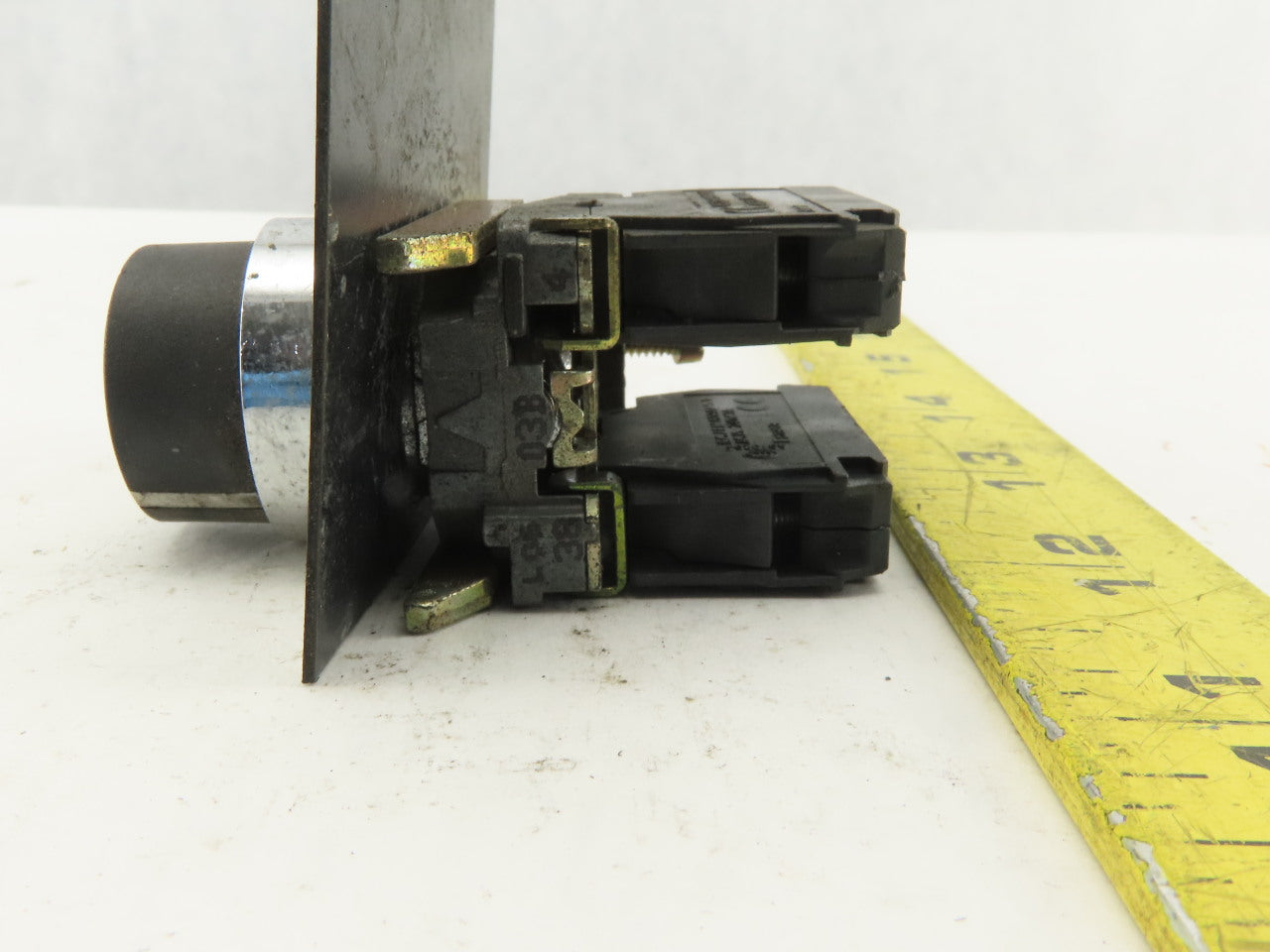 Telemecanique ZBE-101 NO NC Contact Keyed Selector Switch No Key 3 Position