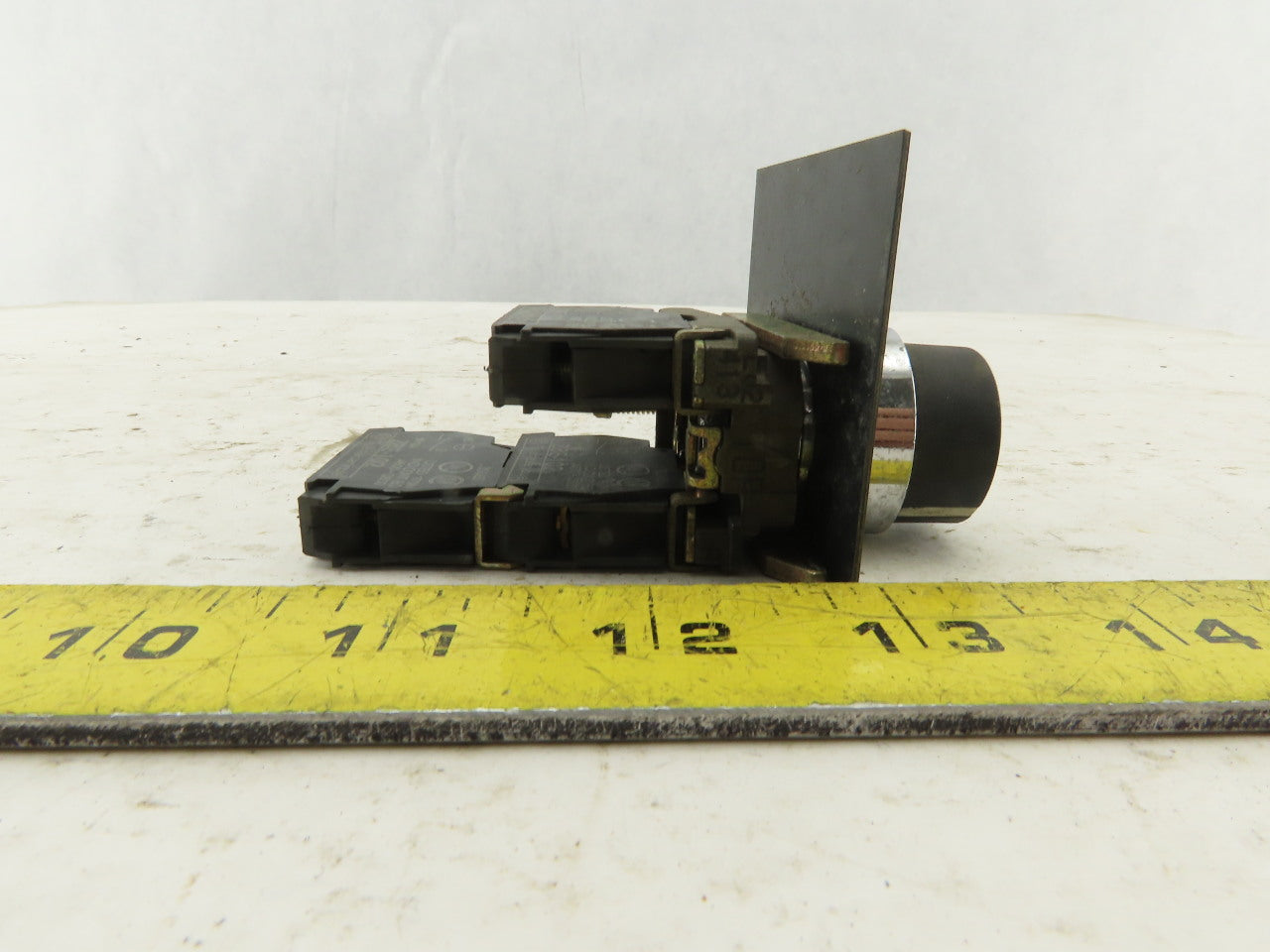 Telemecanique ZBE-102 NO NC Contact 4 Pole Keyed Selector Switch No Key 2 Way