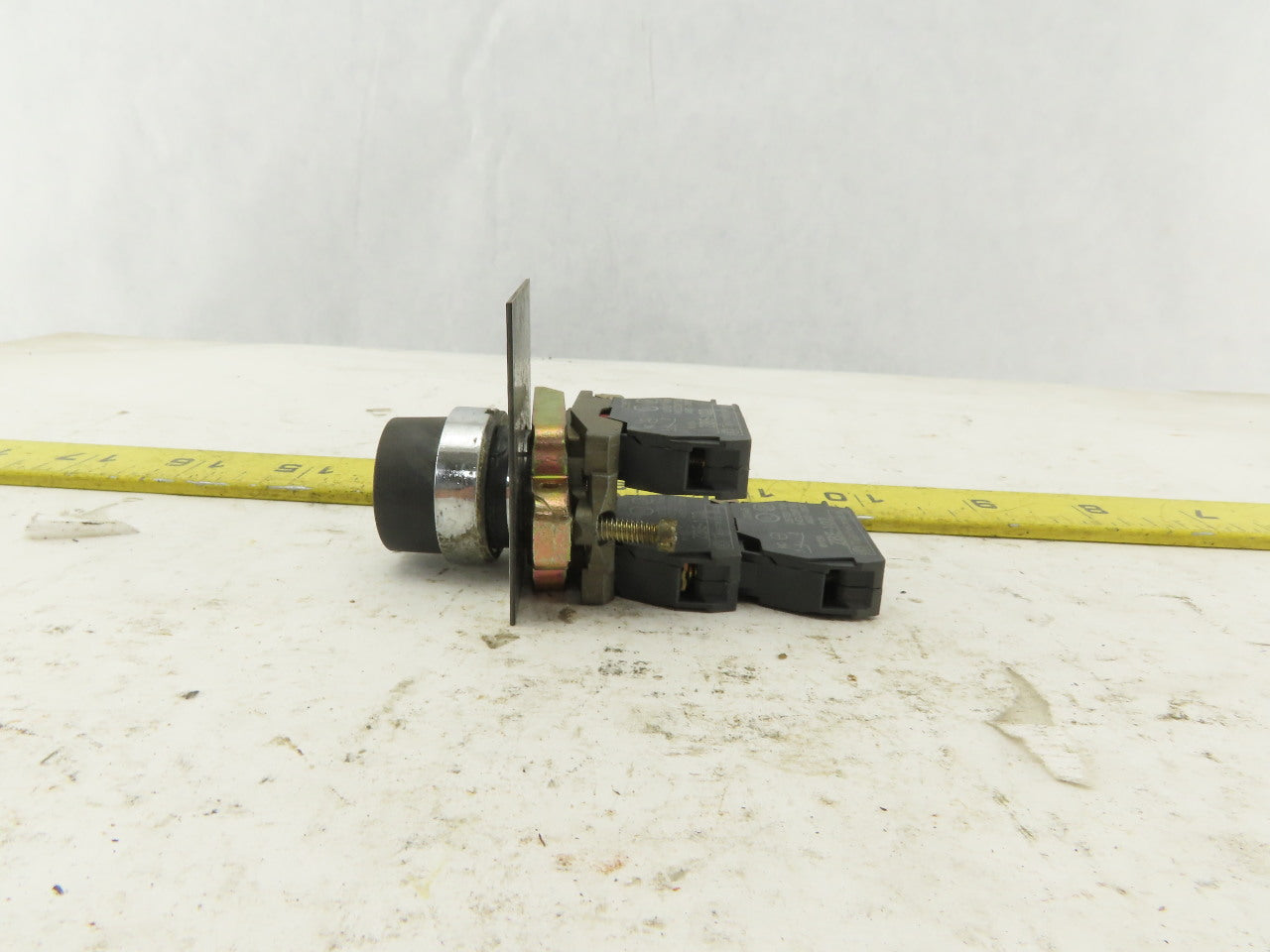 Telemecanique ZBE-102 NO NC Contact 4 Pole Keyed Selector Switch No Key 2 Way
