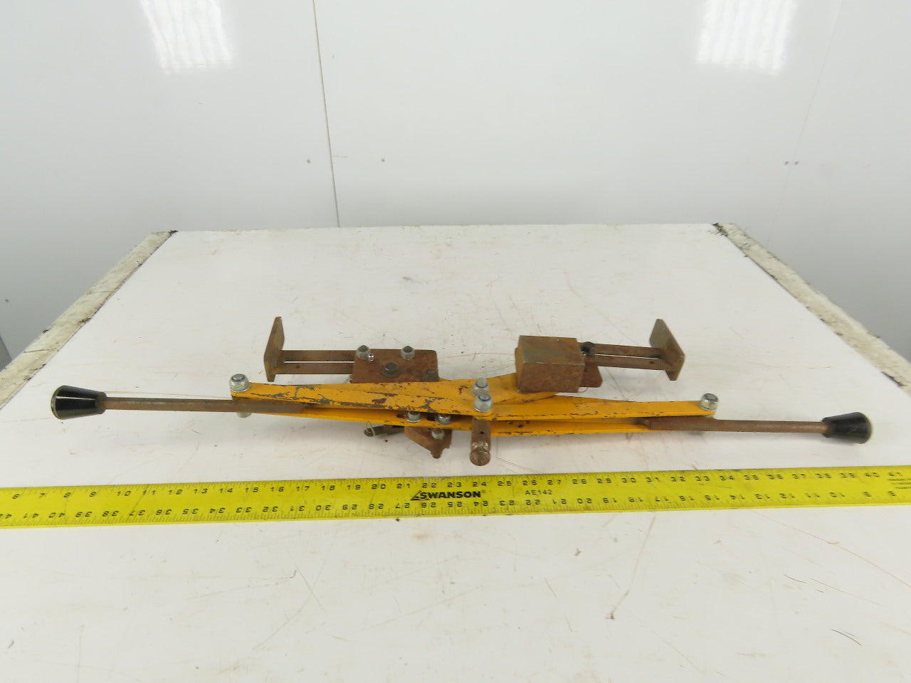 Self Adjusting Self Locking 2 Handed Light Material Battery Lifting Tongs
