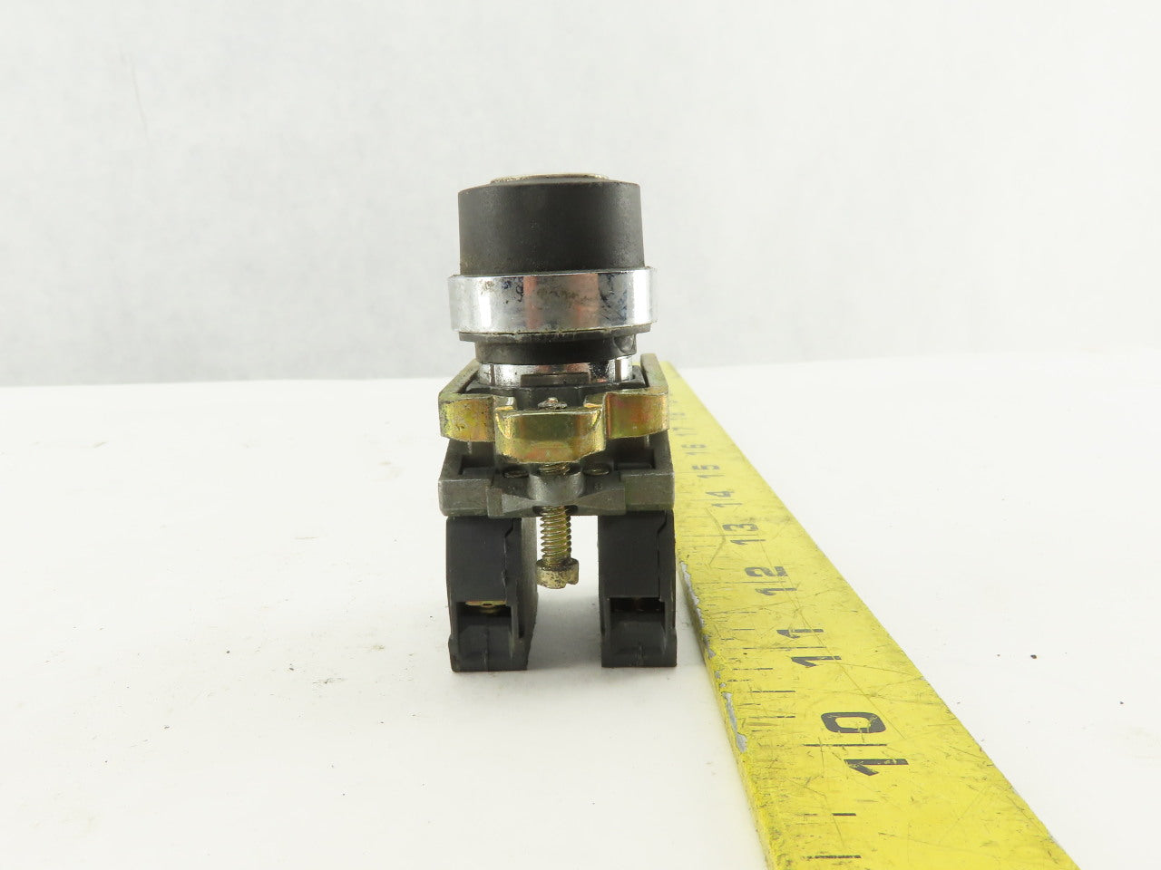 Telemecanique ZBE-101 Normally Open Contact Keyed Selector Switch No Key