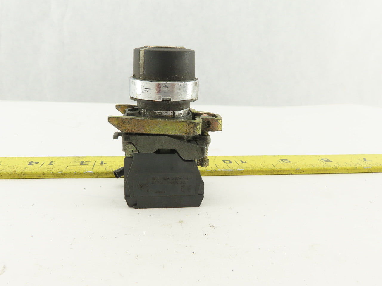Telemecanique ZBE-101 Normally Open Contact Keyed Selector Switch No Key
