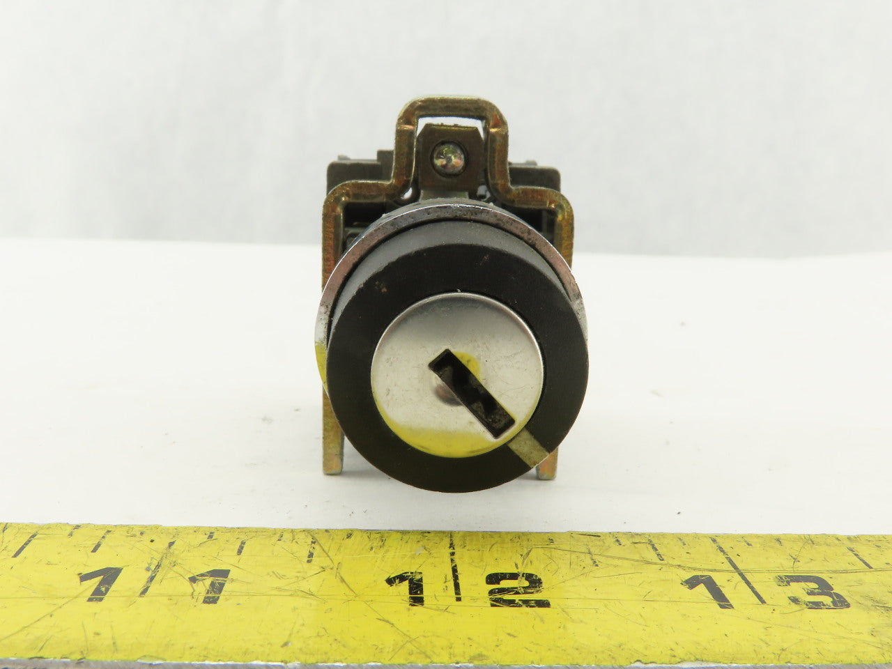 Telemecanique ZBE-101 Normally Open Contact Keyed Selector Switch No Key