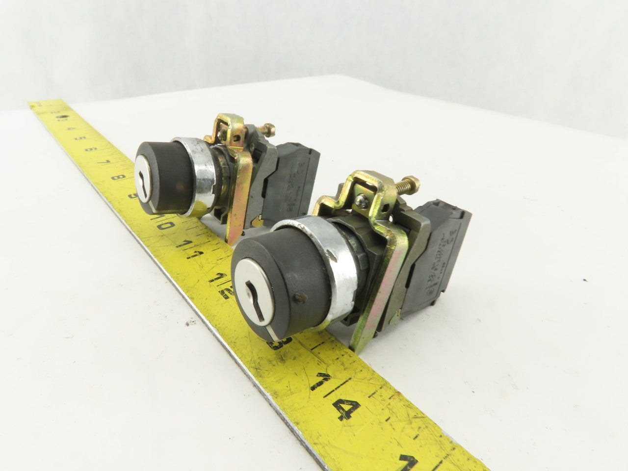 Telemecanique ZBE-101 Single Normally Open Contact Keyed Selector Switch Lot /2