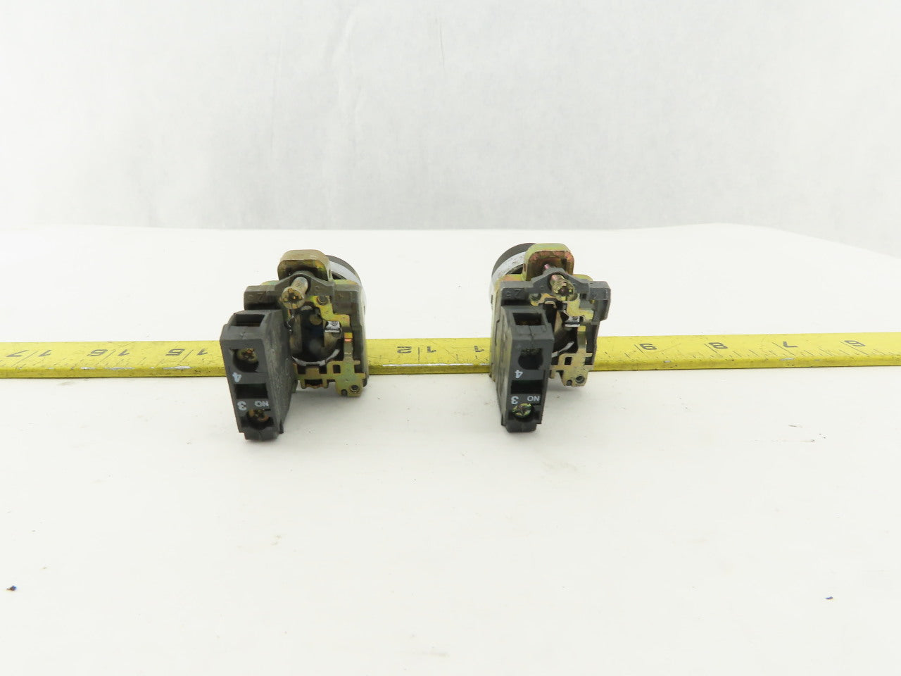 Telemecanique ZBE-101 Single Normally Open Contact Keyed Selector Switch Lot /2