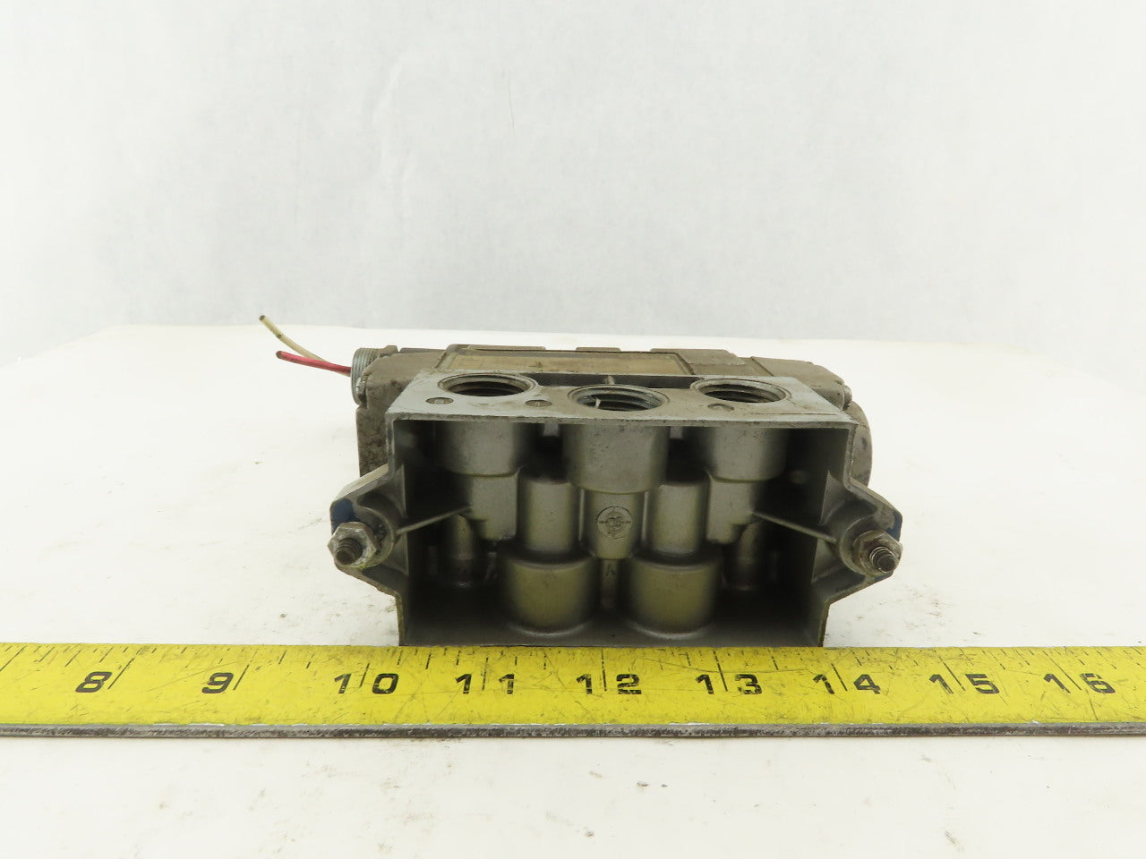 Bosch 0 820 025 028 5/2 Position Single Solenoid Air Valve 110V Coil