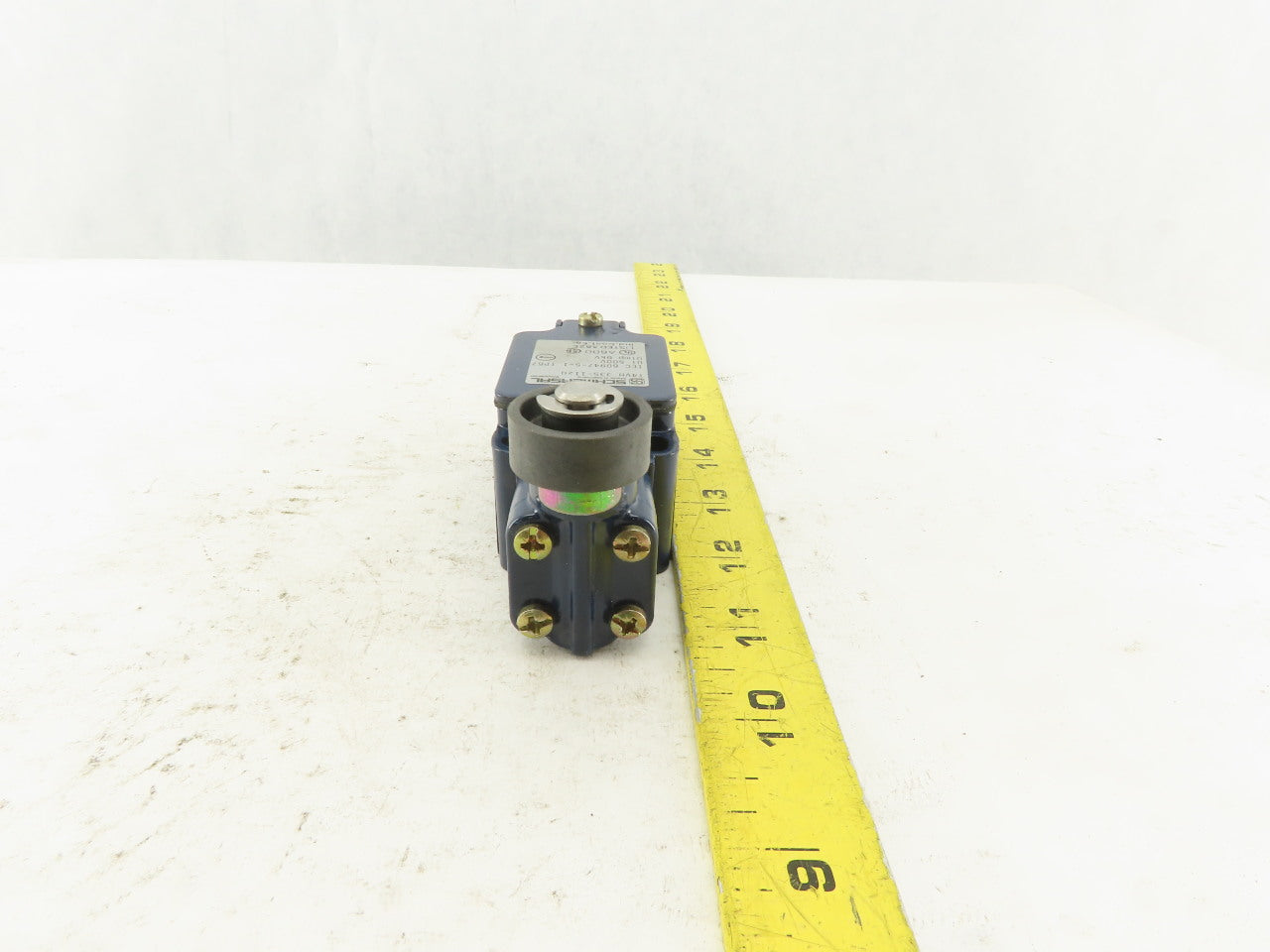 Schmersal T4VH 335-11ZUE 600V 10A Rocker Cam Limit Switch