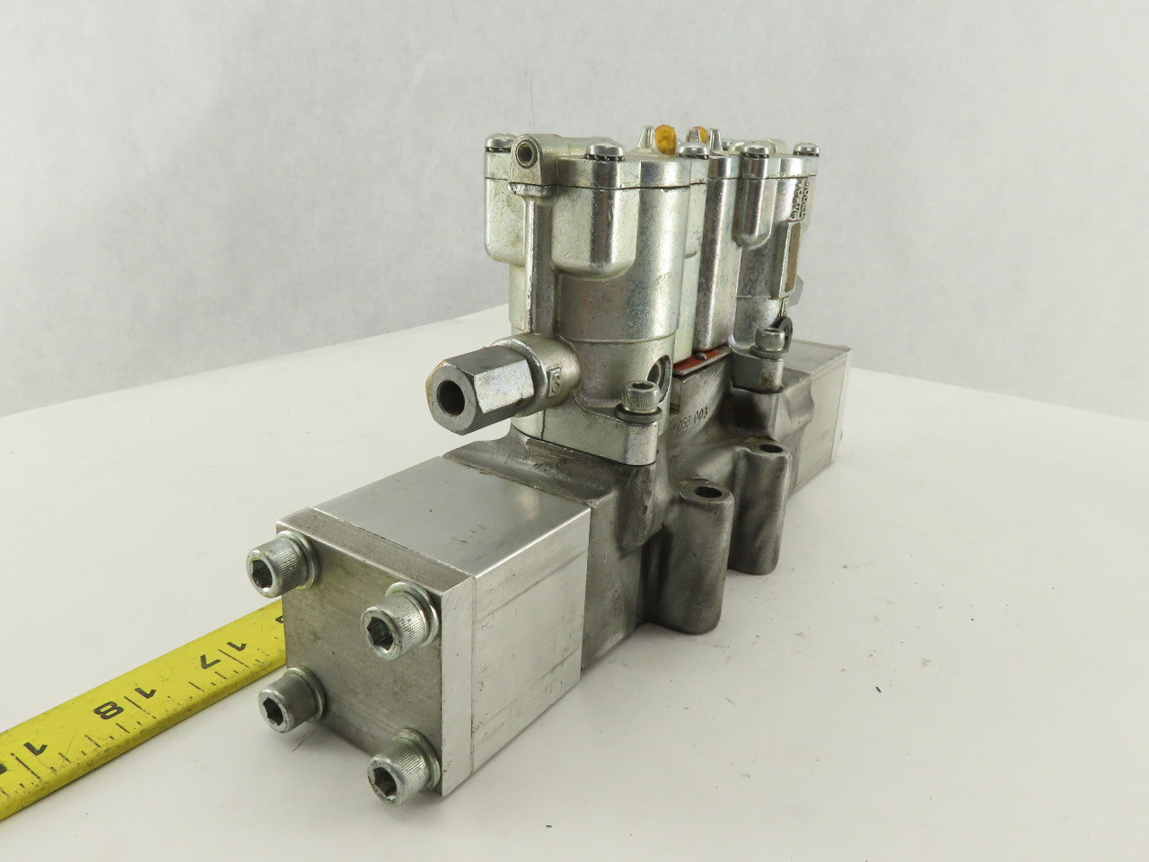 Parker L-215-53-102 Valvair Pneumatic Dual Piloted Valve 120V Override
