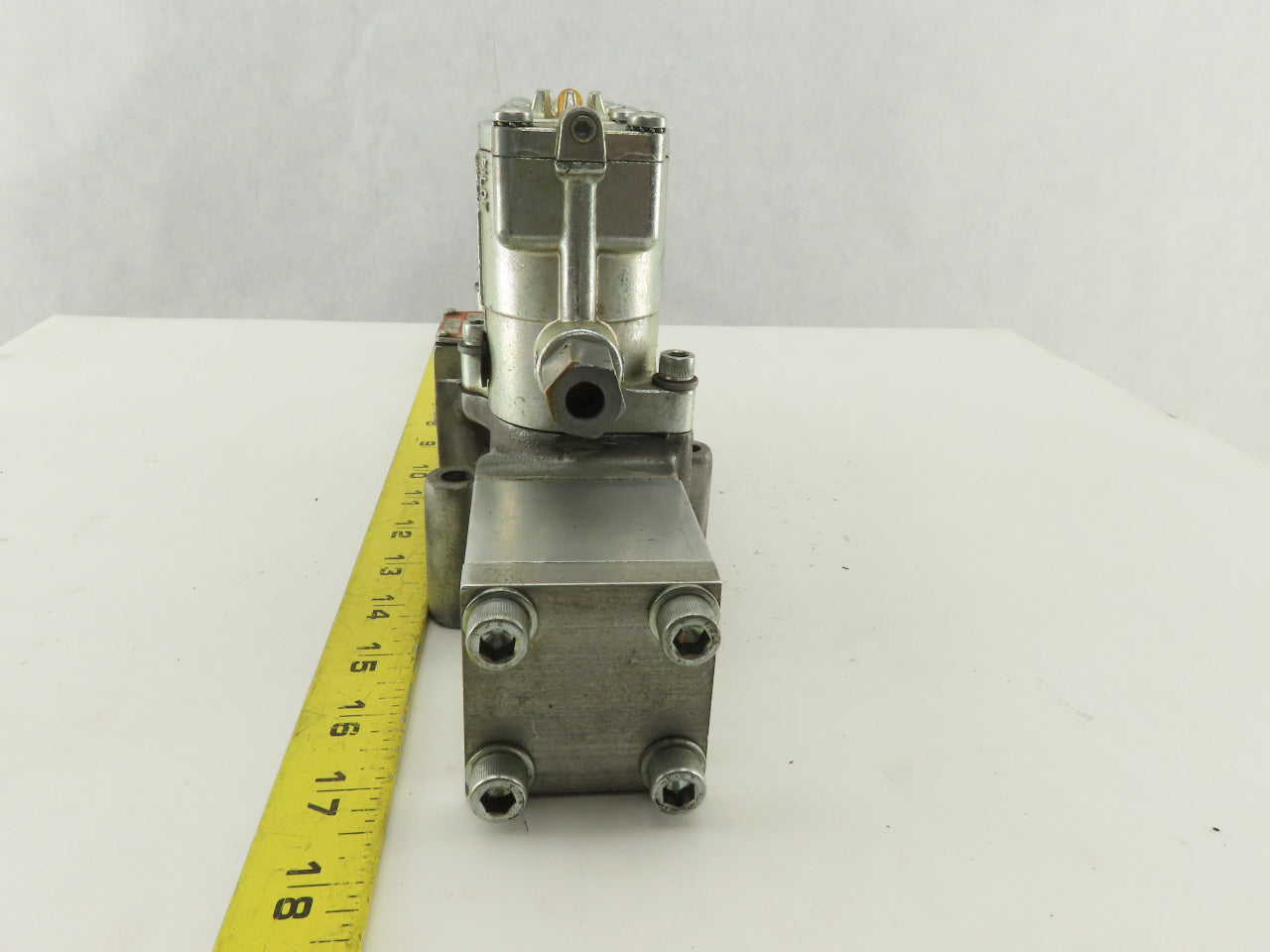 Parker L-215-53-102 Valvair Pneumatic Dual Piloted Valve 120V Override