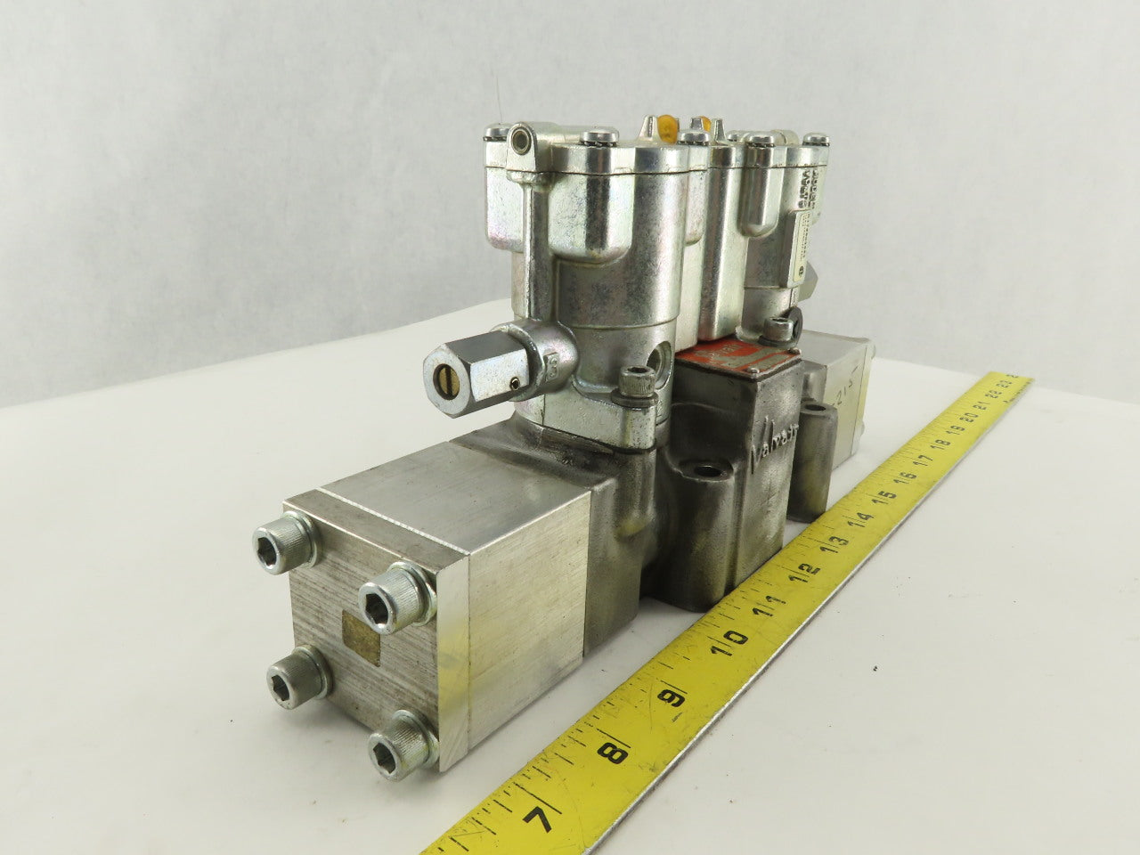 Parker L-215-53-102 Valvair Pneumatic Dual Piloted Valve 120V Override