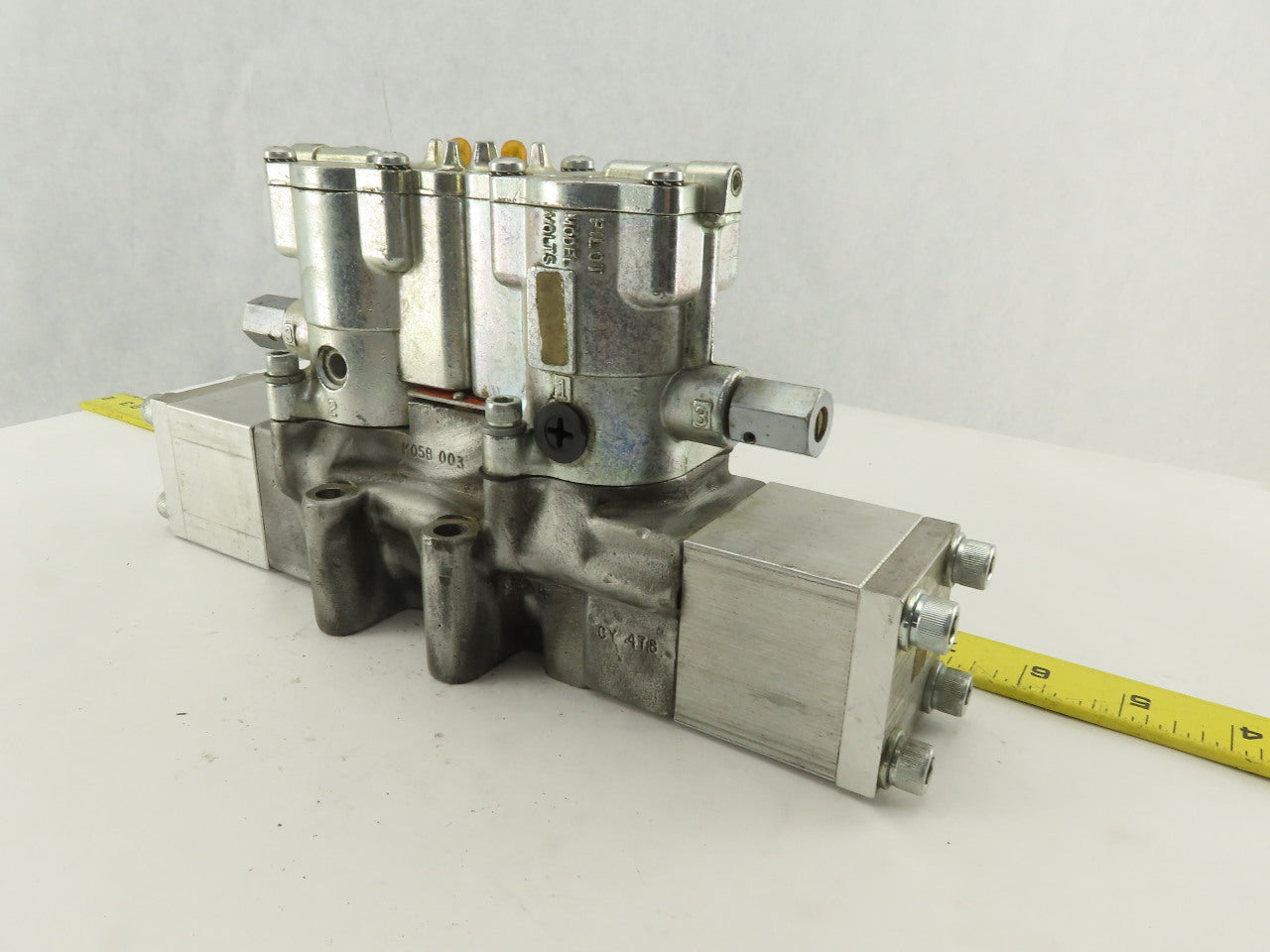 Parker L-215-53-102 Valvair Pneumatic Dual Piloted Valve 120V Override