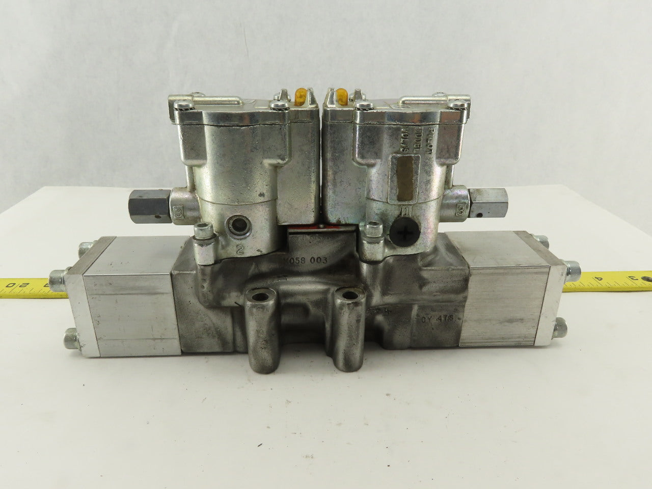 Parker L-215-53-102 Valvair Pneumatic Dual Piloted Valve 120V Override