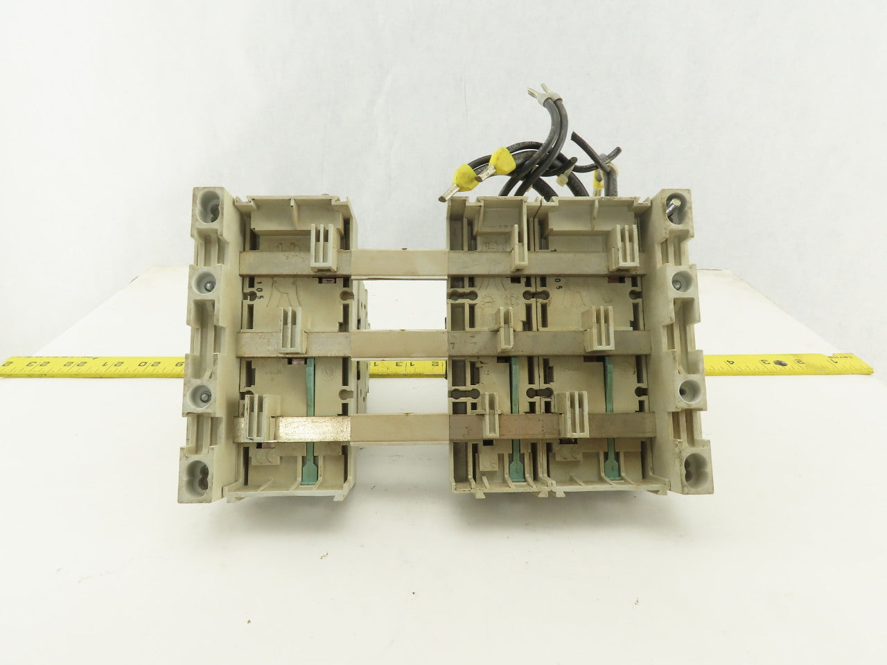 Allen Bradley AES 3x38 8US1 061-5FK08 32A 400/690V 50/60Hz Fuse Holders Bus Bar