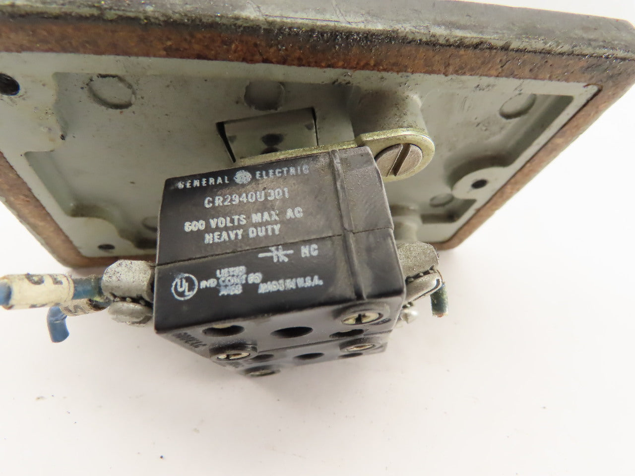 General Electric 2940NP311R 600V Mushroom Head Operator Stop Push Button Switch