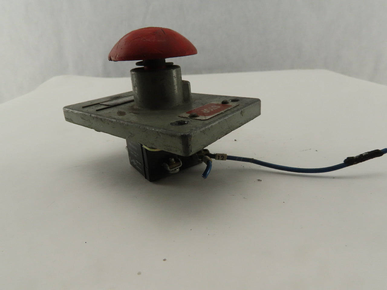 General Electric 2940NP311R 600V Mushroom Head Operator Stop Push Button Switch