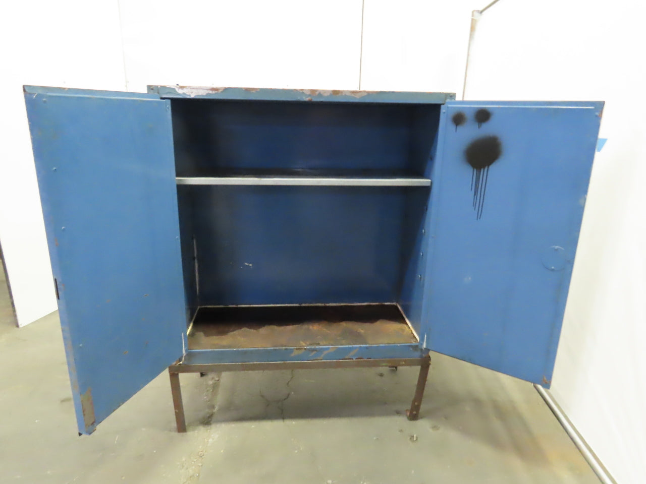 Eagle CRA-32 Acid Storage Cabinet Manual-Latching Door 30 Gallon W/Stand