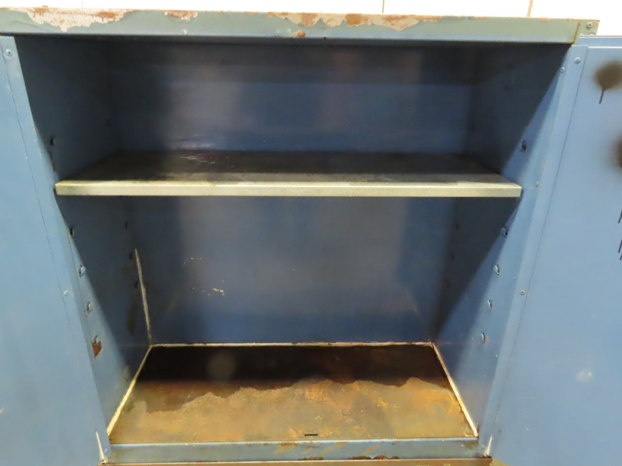 Eagle CRA-32 Acid Storage Cabinet Manual-Latching Door 30 Gallon W/Stand