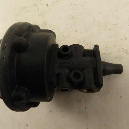 Norgren 03037002 Pressure Or Vacuum Spring Pilot 3/2 Air Valve 1/8NPT