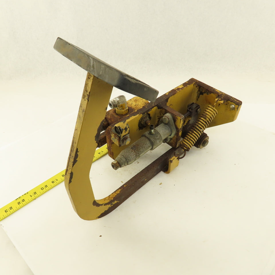 Caterpillar Hydraulic master Cylinder Assembly W/Pedal From a M350 Forklift