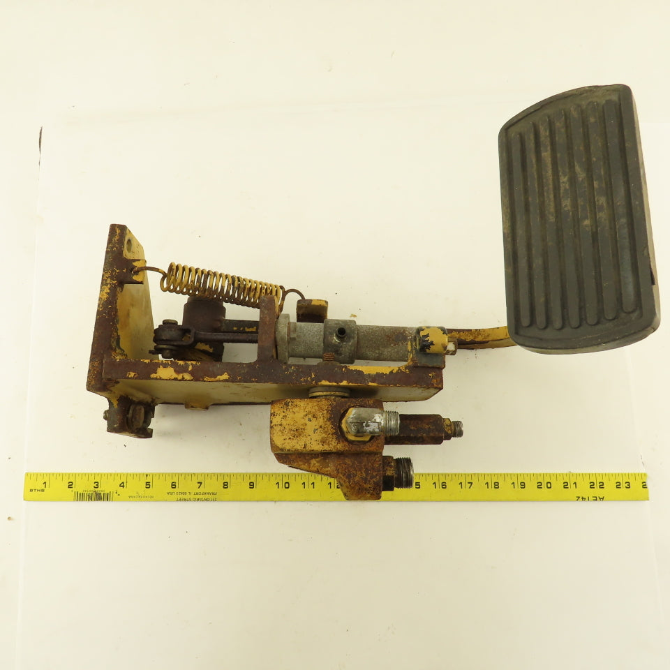 Caterpillar Hydraulic master Cylinder Assembly W/Pedal From a M350 Forklift
