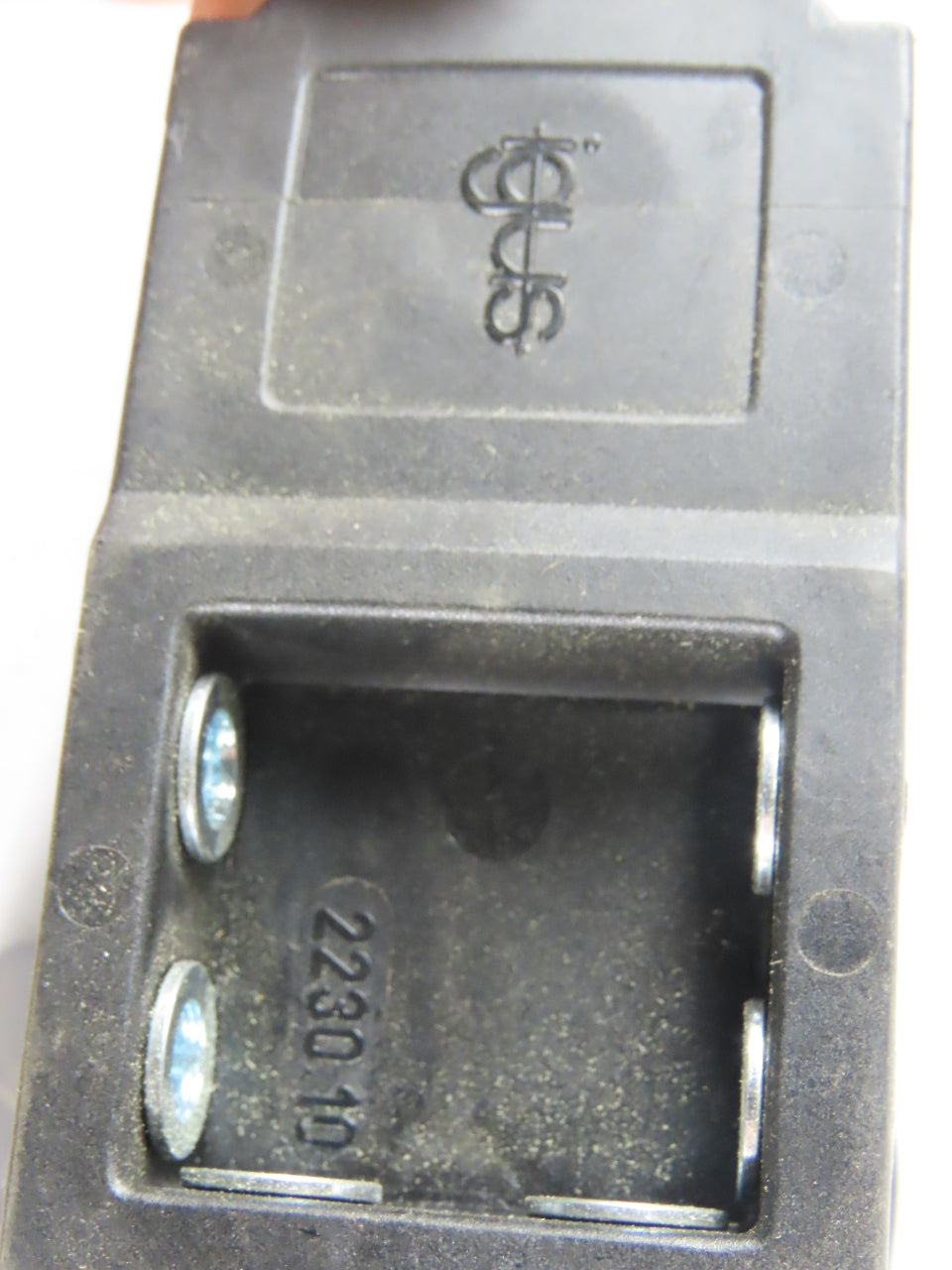 Igus 2220.10 2" x 1" Energy Chain Cable Carrier Anchor Bracket Lot Of 2