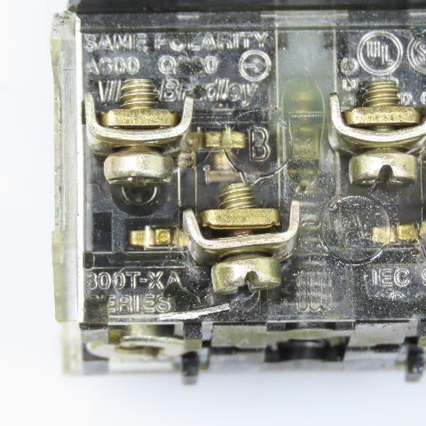 Allen Bradley 800T-XA 600V Momentary Contact Mushroom Head Green Switch
