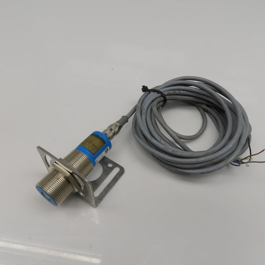 Sick UM30-212113 Ultra Sonic Distance Sensor 1030VDC W/ Cable And Mount