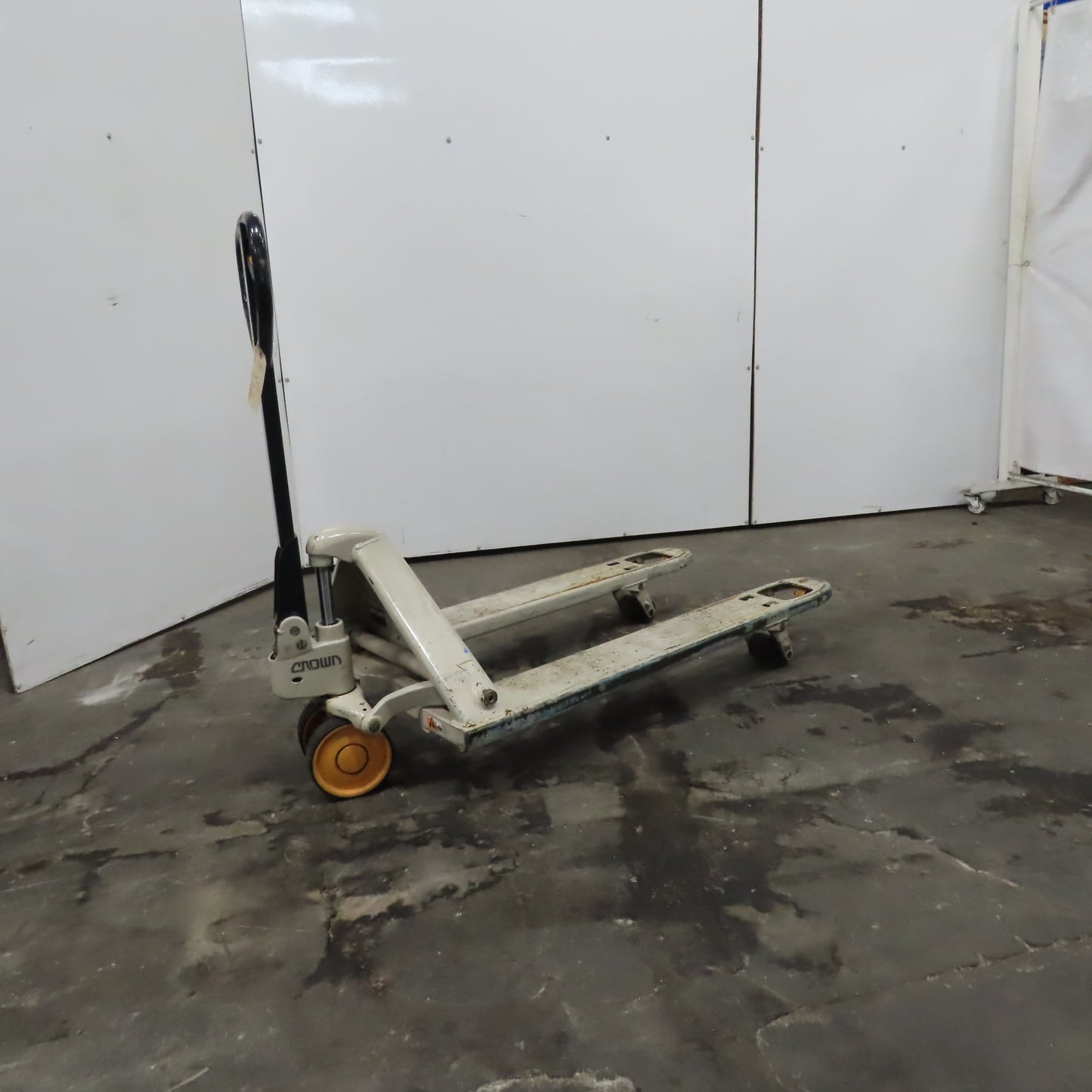 (B Unlisted) Crown Pallet Jack