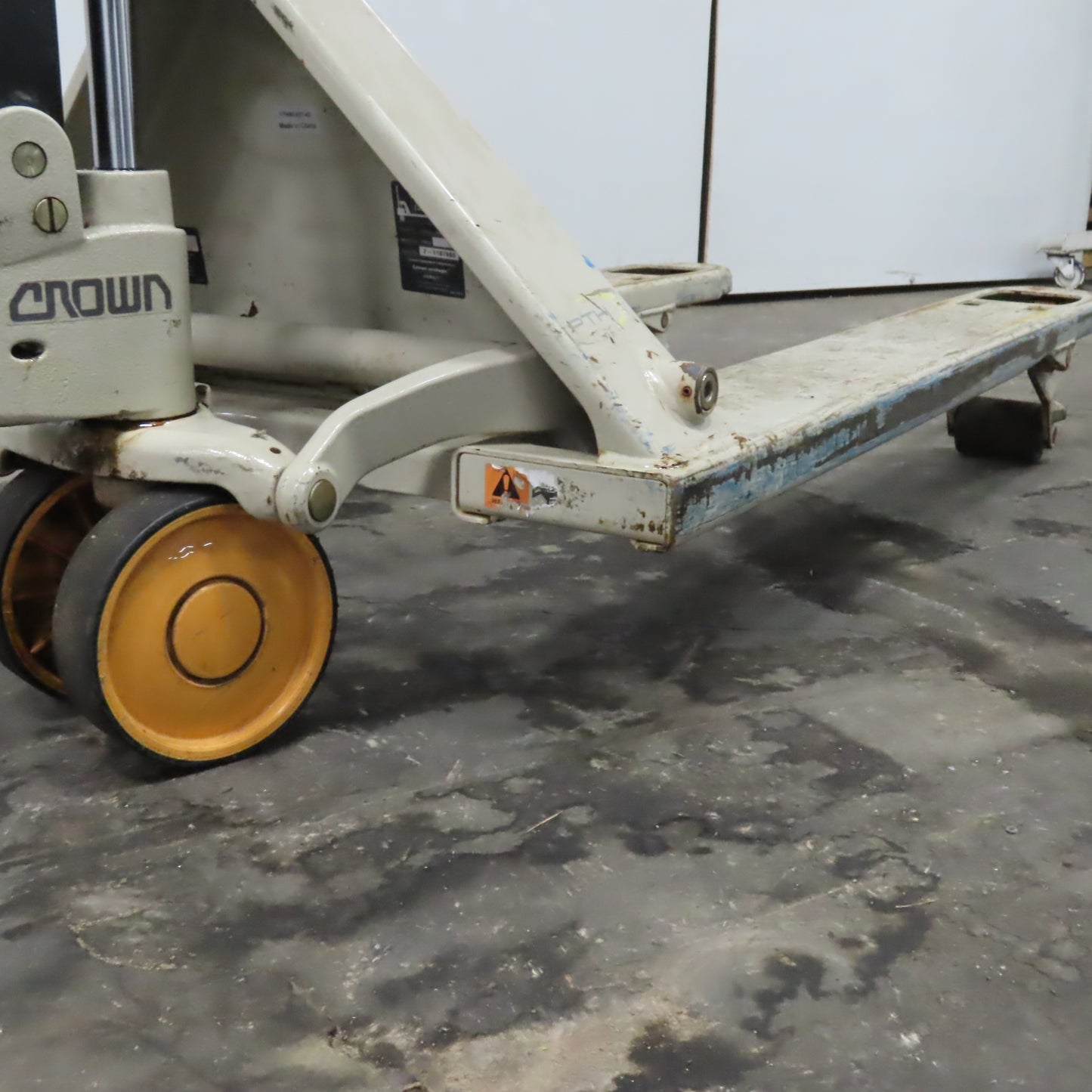 (B Unlisted) Crown Pallet Jack