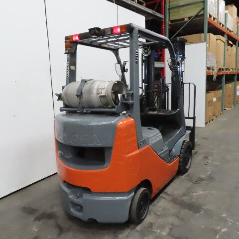 Toyota 8FGCU25 2016 3 Stage LP Gas Forklift 189" Lift 5000Lbs. 42" x 4" Forks