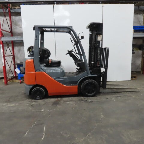 Toyota 8FGCU25 2016 3 Stage LP Gas Forklift 189" Lift 5000Lbs. 42" x 4" Forks