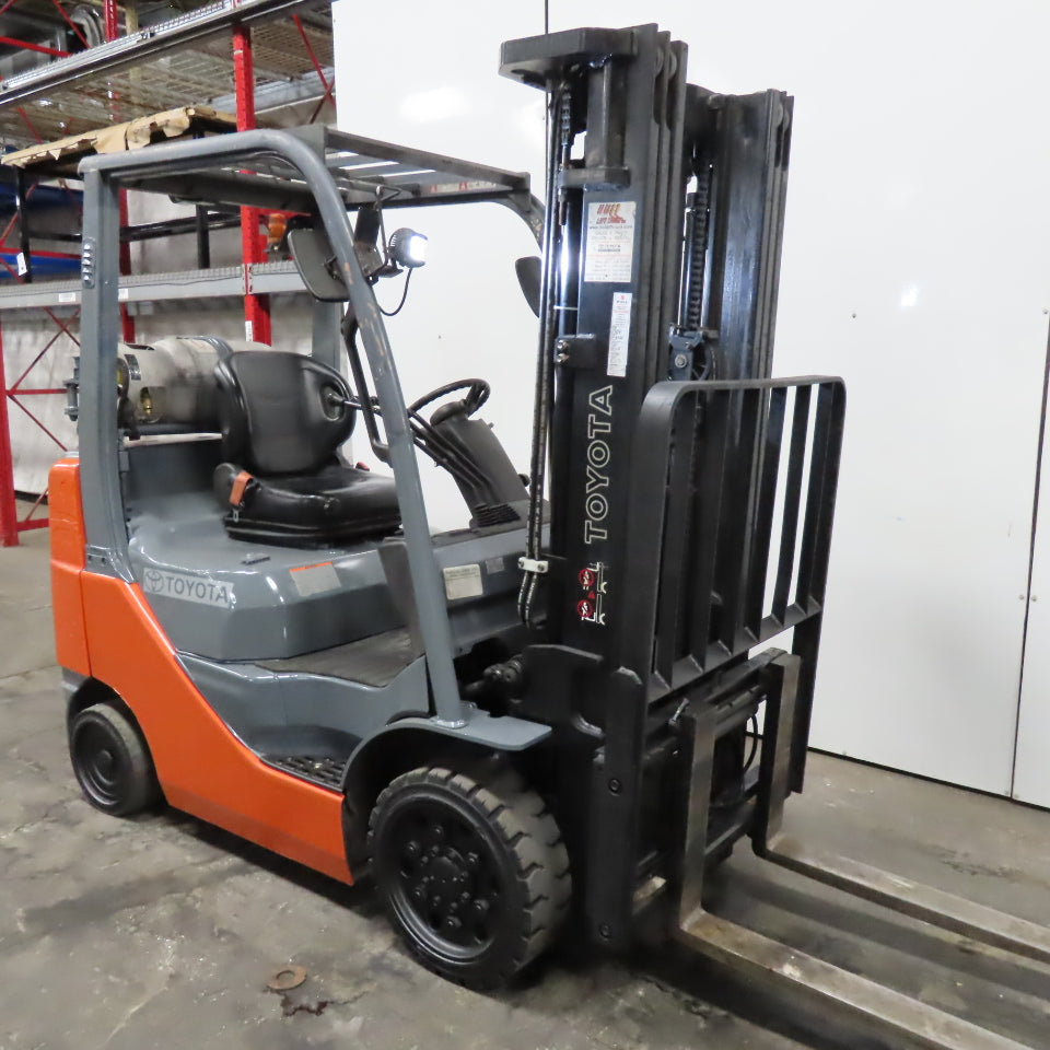 Toyota 8FGCU25 2016 3 Stage LP Gas Forklift 189" Lift 5000Lbs. 42" x 4" Forks