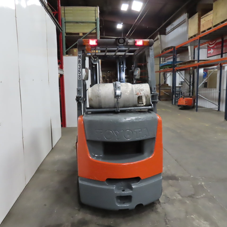 Toyota 8FGCU25 2016 3 Stage LP Gas Forklift 189" Lift 5000Lbs. 42" x 4" Forks