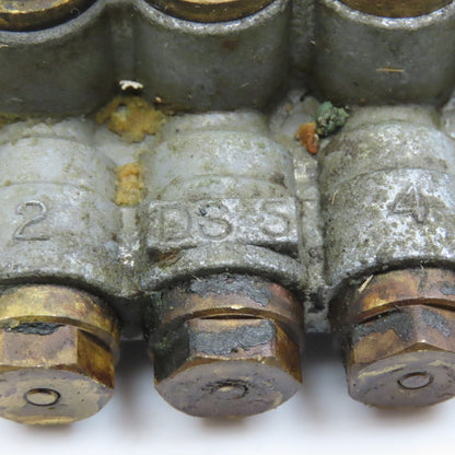 DS-5 2 Section 5 Port Piston Lubricator Manifold 90°