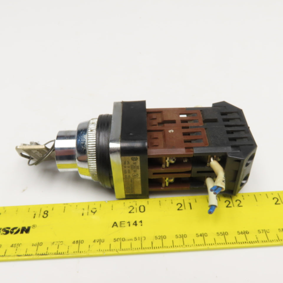 Fuji Electric AH30-ICA012 3 Position Keyed Selector Switch 600VAC