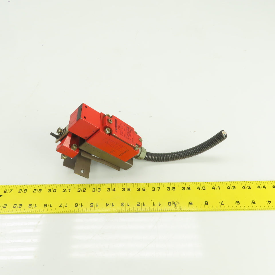 Telemecanique XCS Safety Interlock Limit Switch W/Key & Mounting Bracket 240V