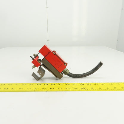 Telemecanique XCS Safety Interlock Limit Switch W/Key & Mounting Bracket 240V