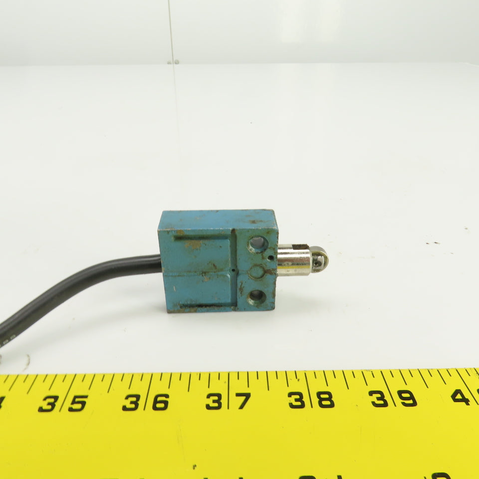 Yamatake Honeywell 14CE2-1J Roller Plunger Limit Switch 3A 250VAC