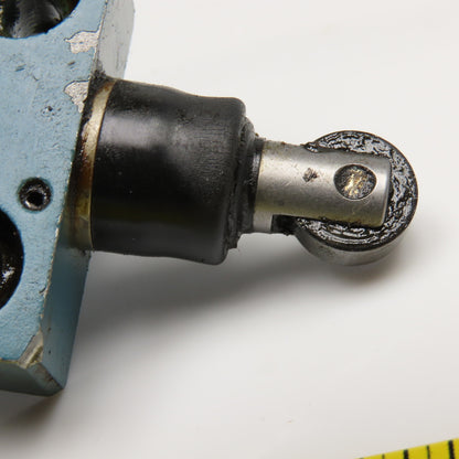 Yamatake Honeywell 14CE8-1J 3A 250VAC Micro Limit Switch