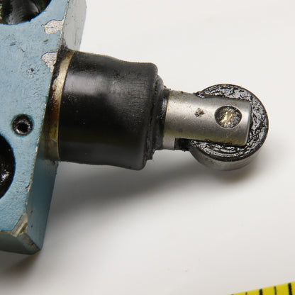 Yamatake Honeywell 14CE8-1J 3A 250VAC Micro Limit Switch