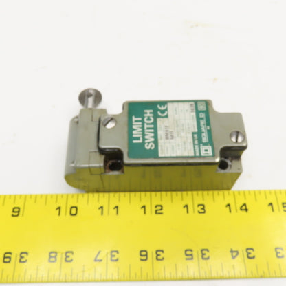 Square D BM61F 600V 10A Limit Switch Right Angle Roller Plunger