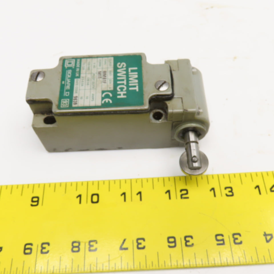 Square D BM61F 600V 10A Limit Switch Right Angle Roller Plunger