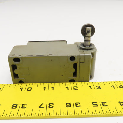 Square D BM61F 600V 10A Limit Switch Right Angle Roller Plunger