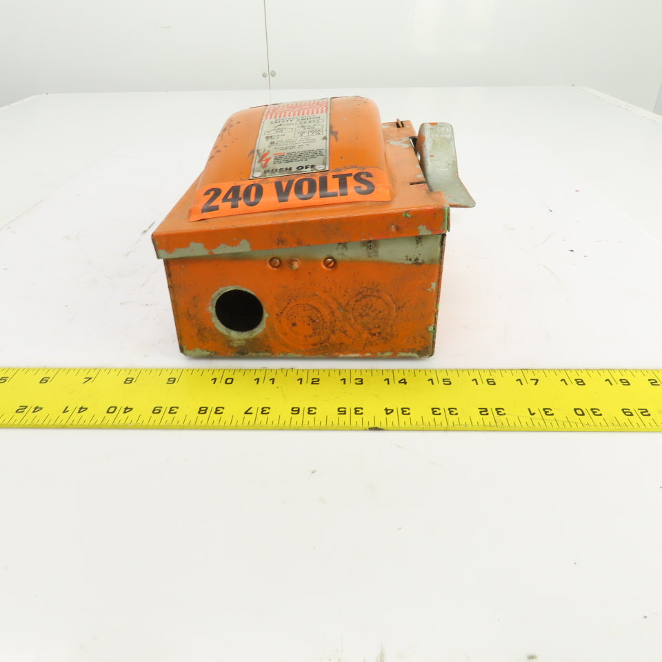 Dayton 4X455 30A Fusible Safety Disconnect Switch 240VAC 3 To 7-1/2HP 3PH